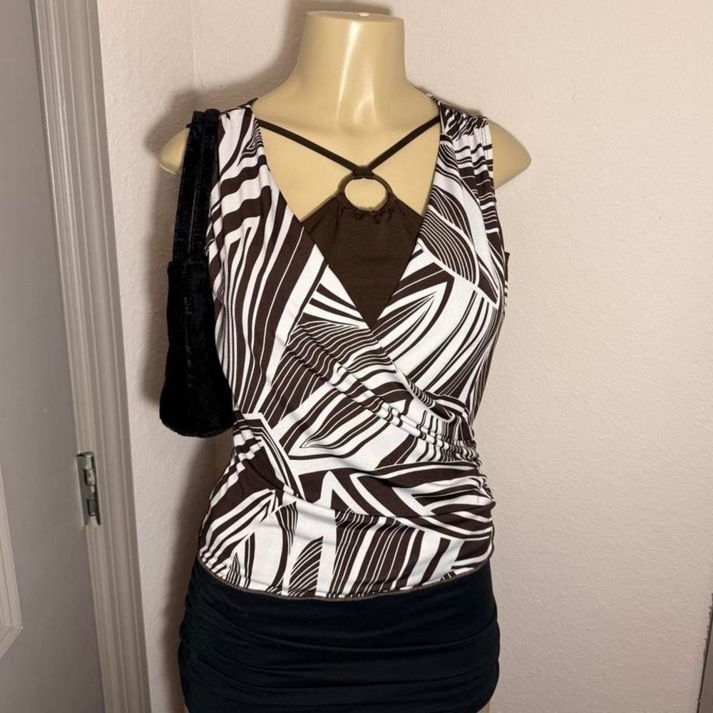 The CUTEST Y2K brown and white BCX abstract print top